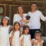 Laura Cosoi, pictorial emoționant alături de cele cinci fiice. Primele imagini cu chipul Ninei