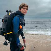 Austin Abrams și Josh Brolin, într-o luptă contracronometru în „Whalefall: Contratimp în abis”. Filmul ajunge pe 16 octombrie în cinematografe