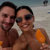 Vlad și Oana Gherman, fotografii tandre în costume de baie sub o cascadă. Actorii, în vacanță în Indonezia