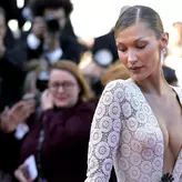 Bella Hadid a eclipsat total orice concurență la  Festivalul de la Cannes. Cum arată rochia la care au muncit 130 de persoane