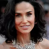 Demi Moore, schimbare radicală de look la Cannes. A renunțat la părul lung în favoarea unui bob tineresc. Cum au reacționat fanii