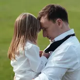 Imagini adorabile cu The Motans și fiica lui! Denis Roabeș, filmat alături de micuța Mia în noul videoclip „La Galop”