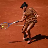 Spectacol total la Paris: Naomi Osaka a intrat pe teren în corset haute couture și a continuat meciul într-un echipament cu paiete aurii