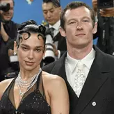 Dua Lipa și Callum Turner, nuntă faraonică într-un fost adăpost al Mafiei! De ce au ieșit oamenii în stradă să protesteze