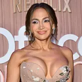 Jennifer Lopez, apariție de infarct la 56 de ani! Detaliul care i-a șocat pe fani pe covorul roșu: „Ce e cu baloanele acestea?”