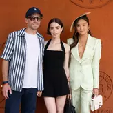 Lily Collins, lecție de eleganță la Roland Garros 2026: Look-ul inspirat de Audrey Hepburn cu care a cucerit Parisul