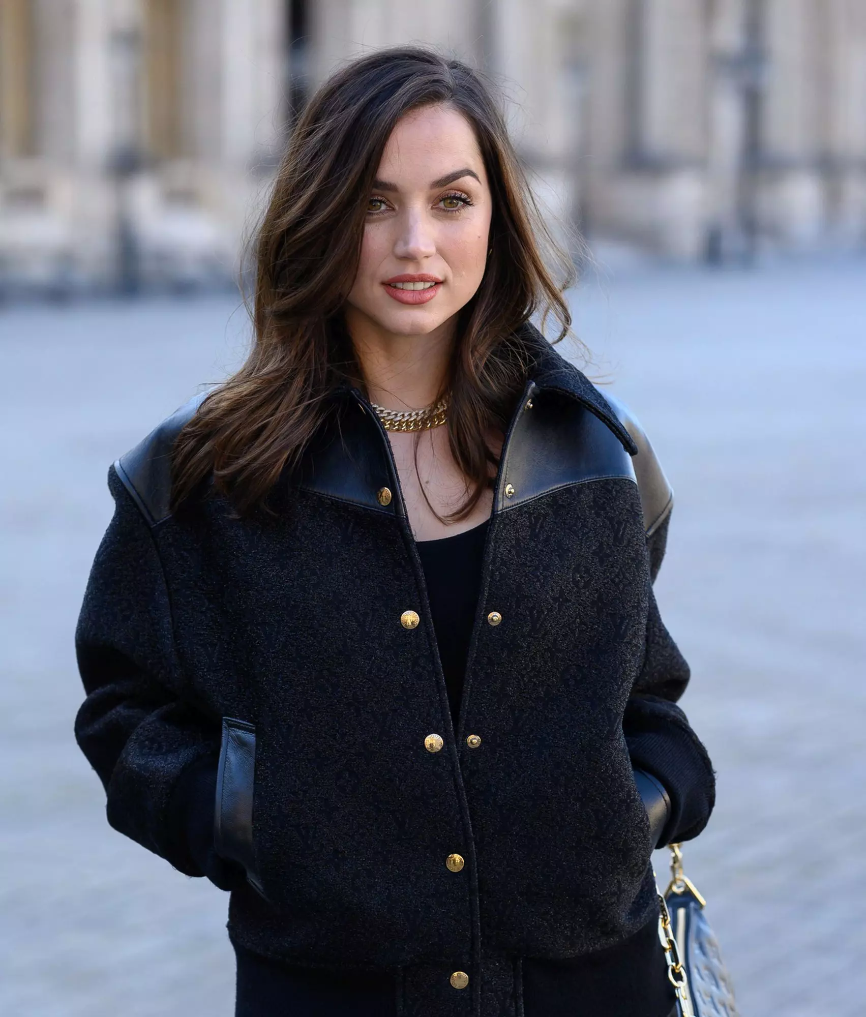 Ana de Armas, ravisantă într-o rochie cu o crăpătură până la coapsă ...