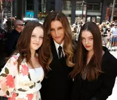 Gemenele Lisei Marie Presley sunt în stare șoc și nu vor să se mai întoarcă acasă, unde s-a petrecut tragedia