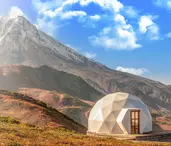 Ce este glamping și ce avantaje are pentru turiști