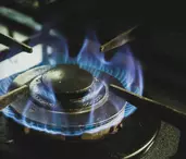 Simți miros de gaz în casă? Ce să faci și ce să nu faci, în acest caz. Semnele care anunță pericolul și pașii corecți pentru a evita o explozie