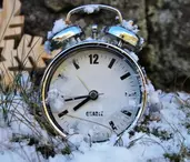 Cum ne afectează trecerea la ora de iarnă. Cum să previi insomniile și durerile de cap!