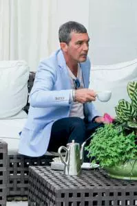 Antonio Banderas, într-o pauză de cafea la terasa hotelului.