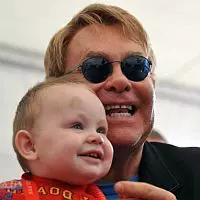 Elton John vrea sa adopte un copil din Ucraina