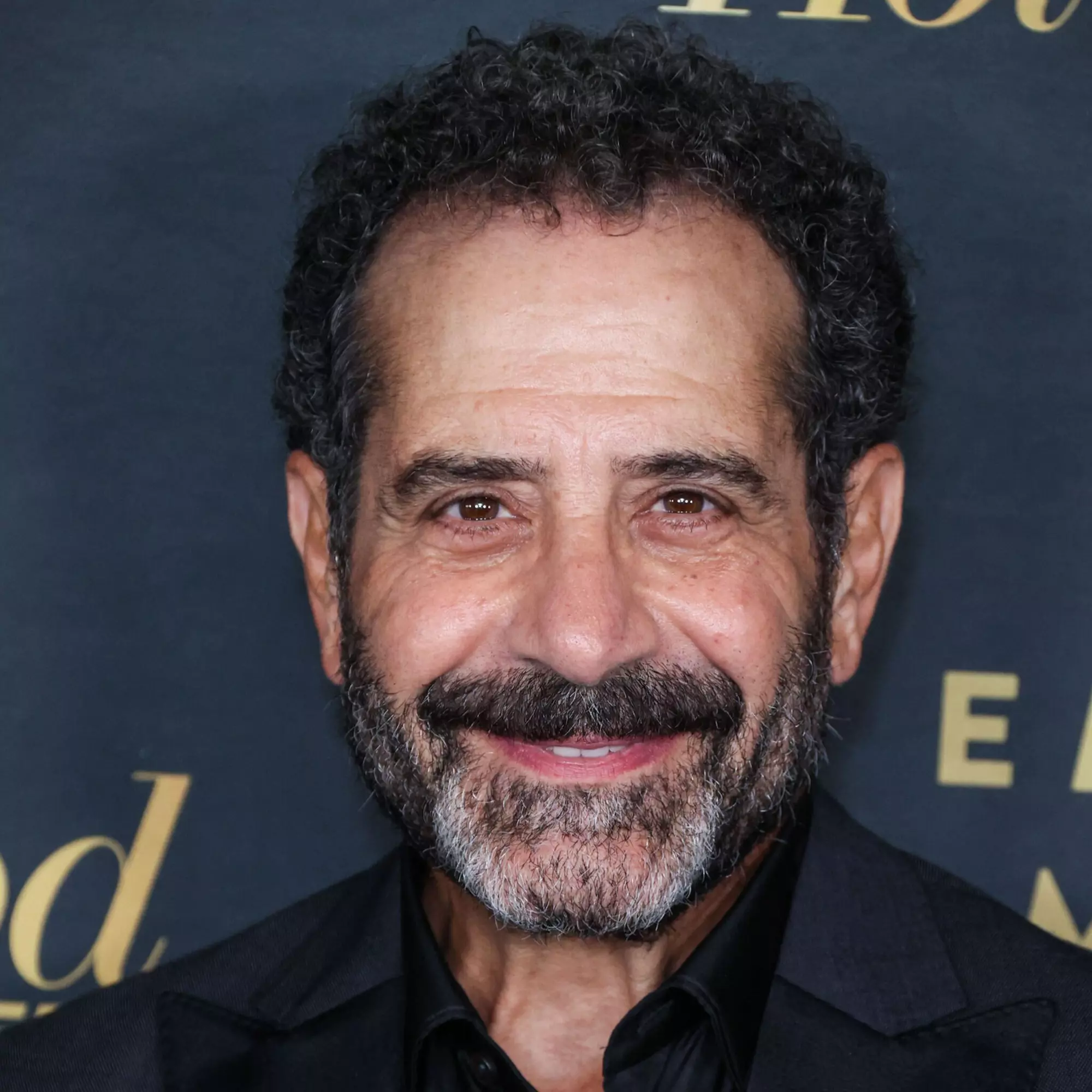 Tony Shalhoub redevine Monk. Au apărut primele imagini din filmul „Mr