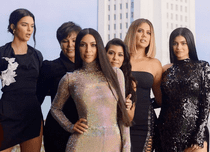 Emisiunea „Keeping Up with the Kardashians 10 Year Anniversary Special”  va fi difuzată pe E! pe 1 octombrie