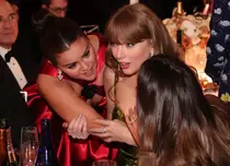 Selena Gomez și Taylor Swift surprinse în timp ce bârfeau la decernarea Globurilor de Aur. Imaginile au făcut înconjurul internetului