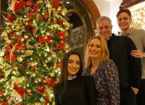 Andreea Esca este pregătită de sărbători. Cum arată bradul pe care l-a ales. Ambii copii au ajutat-o să-l împodobească