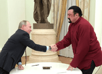 Steven Seagal dă lovitura în Rusia: Vinde vila de lângă Putin cu un preț de 7 ori mai mare. Cât cere actorul