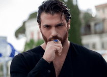 Can Yaman cucerește din nou presa internațională. Noua copertă care i-a impresionat pe fani