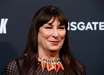 Anjelica Huston revine pe micul ecran, în adaptarea unei opere marca Agatha Christie. Ce știm, deocamdată, despre noua producție