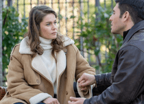 Serialul „Fata de la fereastră” nu se difuzează miercuri , 31 decembrie, la Kanal D. Când revine în grilă producția cu Burcu Birick