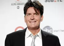 Charlie Sheen, acuzat de foste partenere de sex că şi-a ascuns boala
