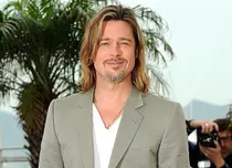 Brad Pitt învaţă să conducă tancuri