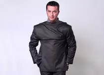 Dezbrăcatu' se pricepe la bucătărie: e as la spălat vase