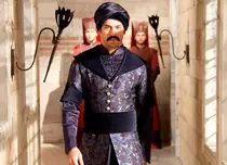 Burak Özçivit, boierul Bali din “Suleyman Magnificul”, e înnebunit după maşinile de epocă