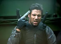 Manu Bennett dă din casa ”Arcașului”