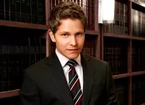Matt Czuchry, sexy fără efort în „Soţia perfectă”