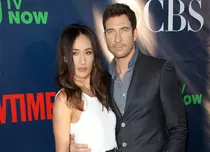 Dylan McDermott şi Maggie Q (colegi în „Hărţuitorii”) s-au logodit!