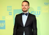 Stephen Amell vrea să colaboreze cu vărul Robbie în „Arcaşul”
