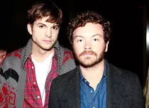 Ashton Kutcher şi Danny Masterson („Anii ’70”) vor juca într-un serial Netflix