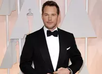 Chris Pratt, amuzat de o fotografie cu un copil dresor de dinozauri