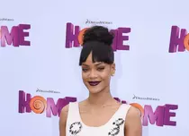 Rihanna va face parte din echipa „Vocea”