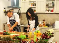 VJ Mihaela a gătit un burrito vegetal în bucătăria lui Marius Tudosiei