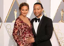 Chrissy Teigen şi John Legend au devenit părinţi