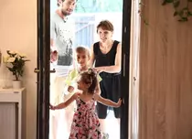 Dragoș Bucur și echipa „Visuri la cheie” au construit o casă de vis pentru familia Stanciu