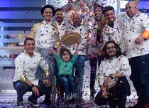 FOTO. Vedetele au gătit la „Chefi la cuţite” pentru a ajuta un băieţel