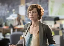 EXCLUSIV | Carrie Coon („The Leftovers”): „Cu cât trăiesc mai mult, familia mea, prietenii, ei sunt tot ce contează, restul sunt înflorituri”
