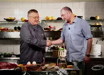 Cătălin Ștefănescu, prezentatorul emisiunii „Garantat 100%”, de la TVR 1, este invitatul lui Mircea Dinescu