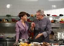 GALERIE FOTO. Dinescu face echipă cu Aspirina în bucătărie, la „Politică şi delicateţuri”, de la TVR 1