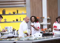 „Chefi la cuțite” revine luni, 7 ianuarie, pe micile ecrane. Chef Florin Dumitrescu: „Nu mă călcați pe coadă, că înnebunesc!”