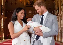 Meghan Markle și Prințul Harry și-au botezat fiul. Primele fotografii cu Archie au fost date publicității
