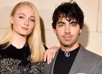 FOTO. Sophie Turner şi Joe Jonas s-au căsătorit în secret la Las Vegas. Actriţa din „Game of Thrones” a avut o ţinută atipică