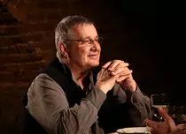 După 11 sezoane de „Politică și delicatețuri”, Mircea Dinescu și-a deschis restaurant cu numele emisiunii