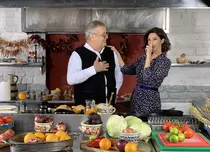Final de sezon pentru „Politică şi delicateţuri”. Invitata lui Dinescu este Andreea Berecleanu