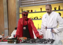 „Chefi la cuțite”. Comedianţii Ionuţ Rusu şi Andrei Ciobanu, printre invitaţii speciali de astăzi
