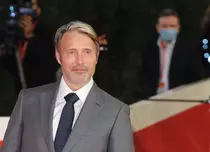 Ce spune Mads Mikkelsen despre rolul preluat de la Johnny Depp, din „Animale fantastice 3”
